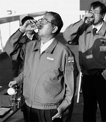 ������ˮ�����Ļ����������ӷ�ƿװˮ