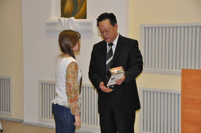 中国驻乌克兰大使为东方语言竞赛汉语组获奖者