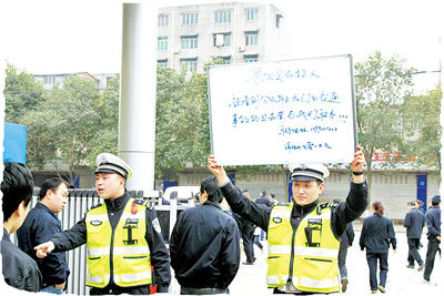 正文 绵阳交警直属一大队大队长侍玉强表示,两名交警的举牌行为