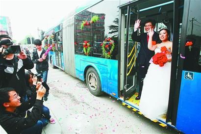 18米BRT公交车迎娶美娇娘