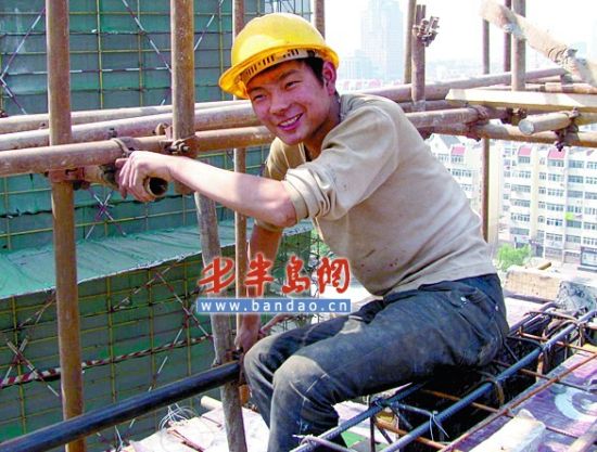 记者体验建筑工人生活 几十斤重钢筋压得锁骨痛