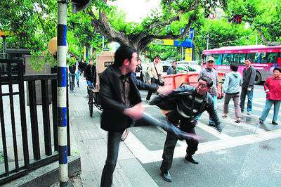 “别克男”闯红灯打老人_新闻中心_新浪网