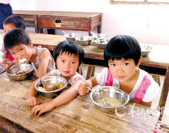 贫困山区孩子热盼营养午餐