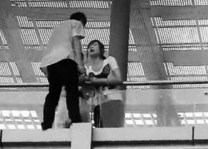 男子欲跳桥少女献吻安抚