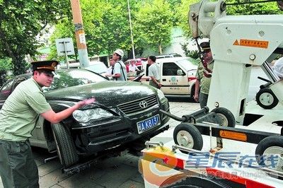 人行道上违停将被拖车