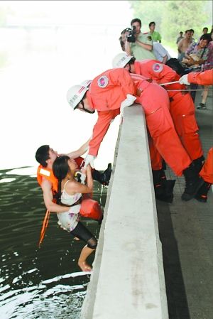 女子跳河 稳坐消防下水 急救