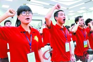 大学生志愿者赴西部赴山区 开始为期一年的服