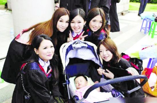 广州一本科生大三意外怀孕生女 带女儿拍毕业