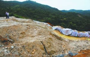 广东揭西非法盗采稀土严重村民担忧饮水遭污染
