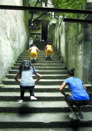 学田湾小巷子,孩子们在石梯上练习双脚起跳。