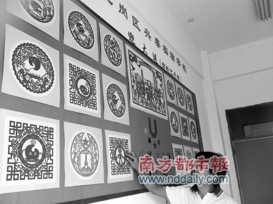 南都讯 记者向丽宇 身为一名美术教师,这个暑假李克松到新任教学校报到,尚未开学,他已早早为学生们准备了一份礼物 大运系列剪纸作品。 去年春节后就有创作这些剪纸的想法,然后开始摸索,现在终于完成。8月11日,龙岗兴泰实验学校美术老师李克松亲手设计、制作的大运系列剪纸作品完工。这些依据24个运动项目琢磨出的新玩意儿,除了点缀传统喜字和五角星外,还涵盖李克松自己的小设计。拿高尔夫项目来说,正中是一个挥杆的U U,草坪边缘倚着一只精致的小兔,今年刚好是兔年。 经同事口口相传,目前李克松
