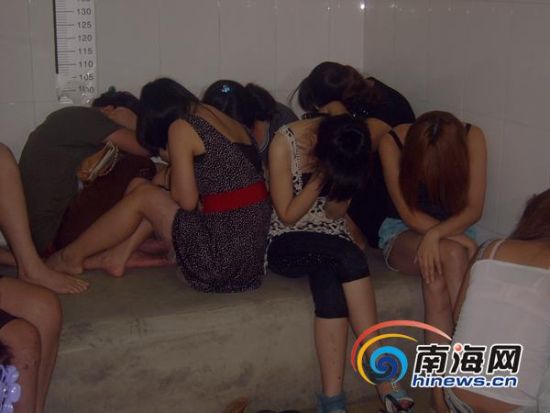 民警在扫黄行动中,带回的涉嫌卖淫女子 (实习生梁毅 摄)   南海网海口