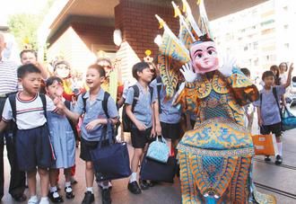 台学校迎开学拼创意:送开运福袋 扮三太子跳舞