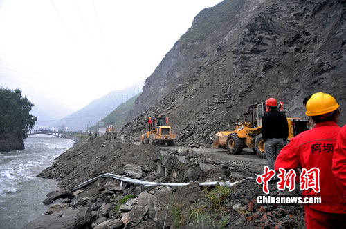 国道317线四川理县甘堡乡塌方路段抢通便道恢复交通