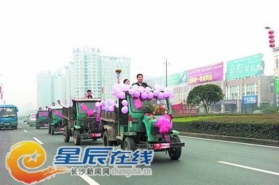 拖拉机接新娘_新闻中心_新浪网