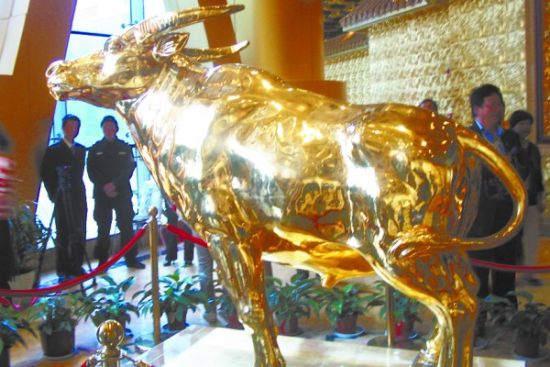 华西村高328米 黄金酒店 开张 一吨重金牛压寨
