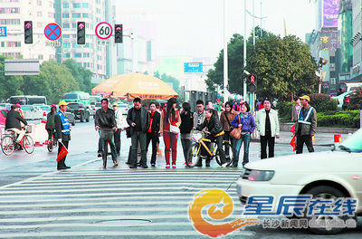 红灯停绿灯行,大家都做到了_新闻中心_新浪网