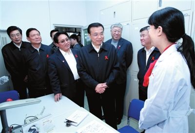 李克强握手艾滋病感染者