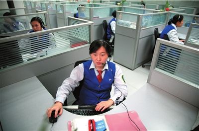 交通服务热线接线员忙碌工作.本报实习记者王德阳摄