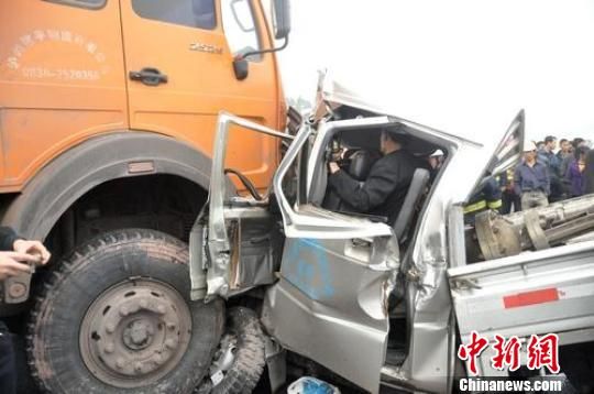 四川泸州大车撞小车交通事故致1死2伤