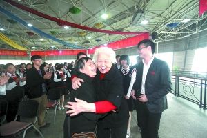 脱险志士为红岩英烈班授班旗班牌