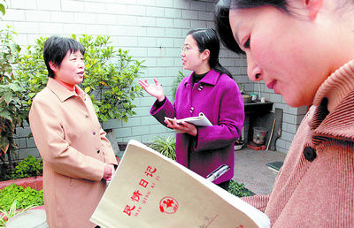 携带民情日记本随时记录群众诉求