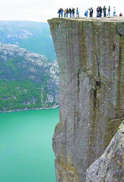 挪威悬崖景点布道石高600米