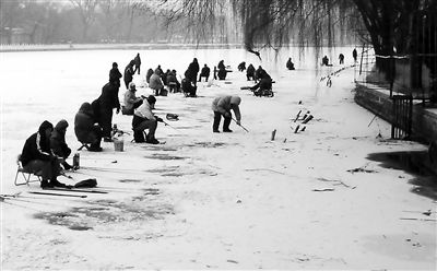 一群人在后海冰上钓鱼