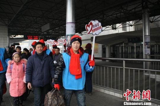 230名青年志愿者邯郸火车站服务春运帮扶旅客