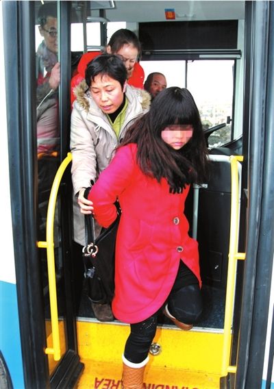 ②反扒队员陈峥(前二)等将两名涉嫌扒窃女子押下公交车.