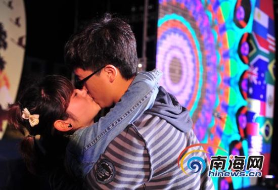 万宁冲浪节:接吻大赛中国情侣赢老外