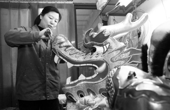 胡同里的做龙人