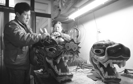 胡同里的做龙人