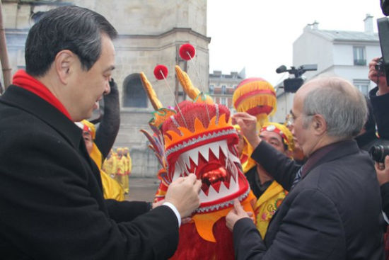 法国巴黎七家华人社团携手共庆龙年春节
