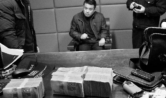 �����г�����4��Ǳ�ӱ�ץʱ����Я��29���ֽ�