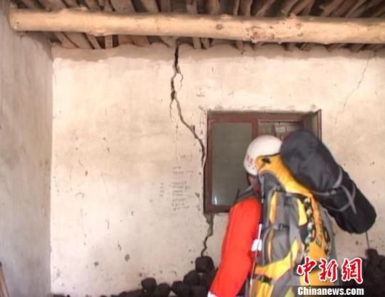 新疆巴里坤5.3级地震致部分房屋墙体开裂