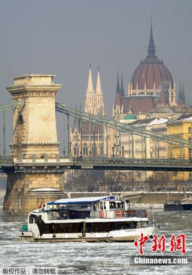 媒体称欧洲22国发布极寒警报河道结冰航运受阻