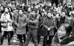 富兰克林为何没去扶摔倒的女士作文讨论帮助他