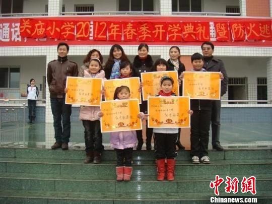 �Ĵ���ɽ�Ȱ�ѧУӭ��ѧ��������������ѵ