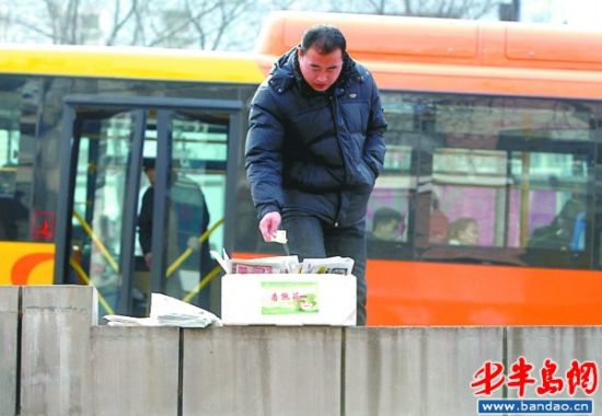���˽�ͷ����������̯��̯����û�ٹ�һ��Ǯ