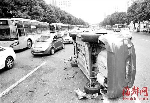 福州五一路小车失控撞翻护栏