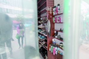 İ�����磺���ҵ�ƤЬ������Ů��������ӵ����ֵ绰�����ķ�