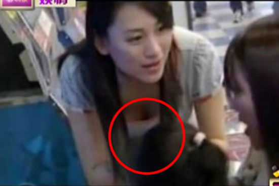 �Ϻ�Ů����¼��Ŀ���������߹⡱���ڷ�ŭ