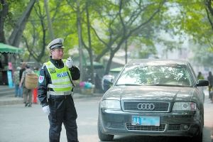 左眼患白内障,杨警官走着路去纠违