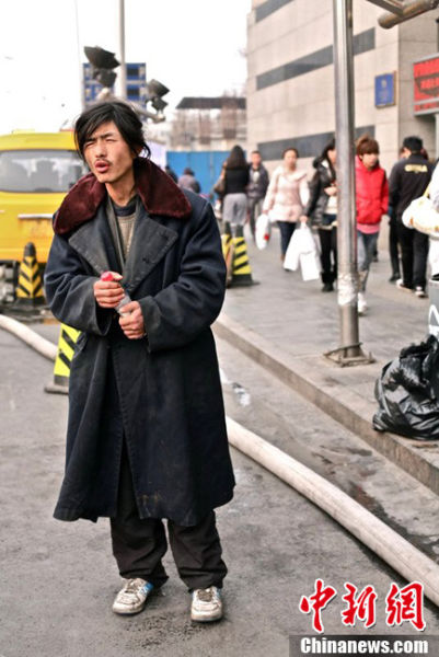 “国安犀利哥”蹿红 靠捡瓶子买国安年票