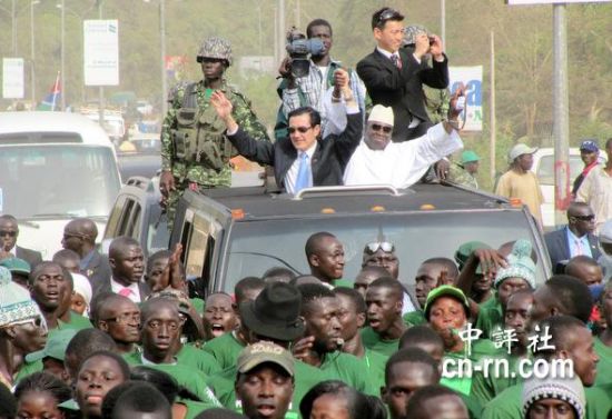 �Ա�������25����е�ӭ��Ӣ�ŷ·�ѡ��ɨ��