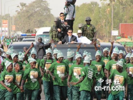 �Ա�������25����е�ӭ��Ӣ�ŷ·�ѡ��ɨ��