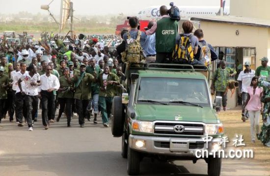 �Ա�������25����е�ӭ��Ӣ�ŷ·�ѡ��ɨ��