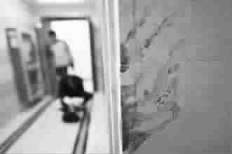 两女子被吸毒男困在房内