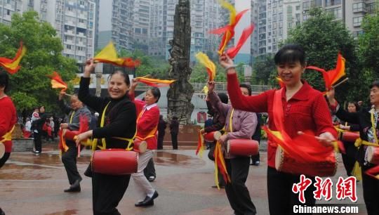 重庆涪陵民众欢歌热舞赞移民安置称生活幸福